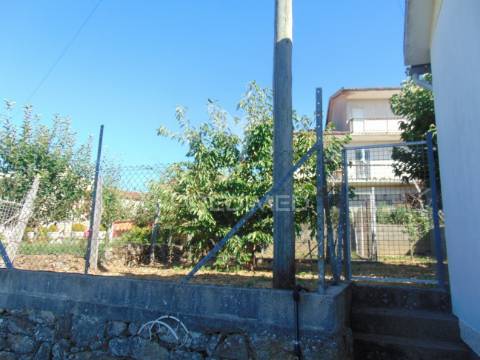 Moradia com quintal, a 12 kms de vila real