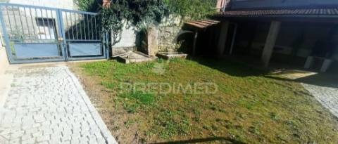 Moradia com quintal, a 12 kms de vila real