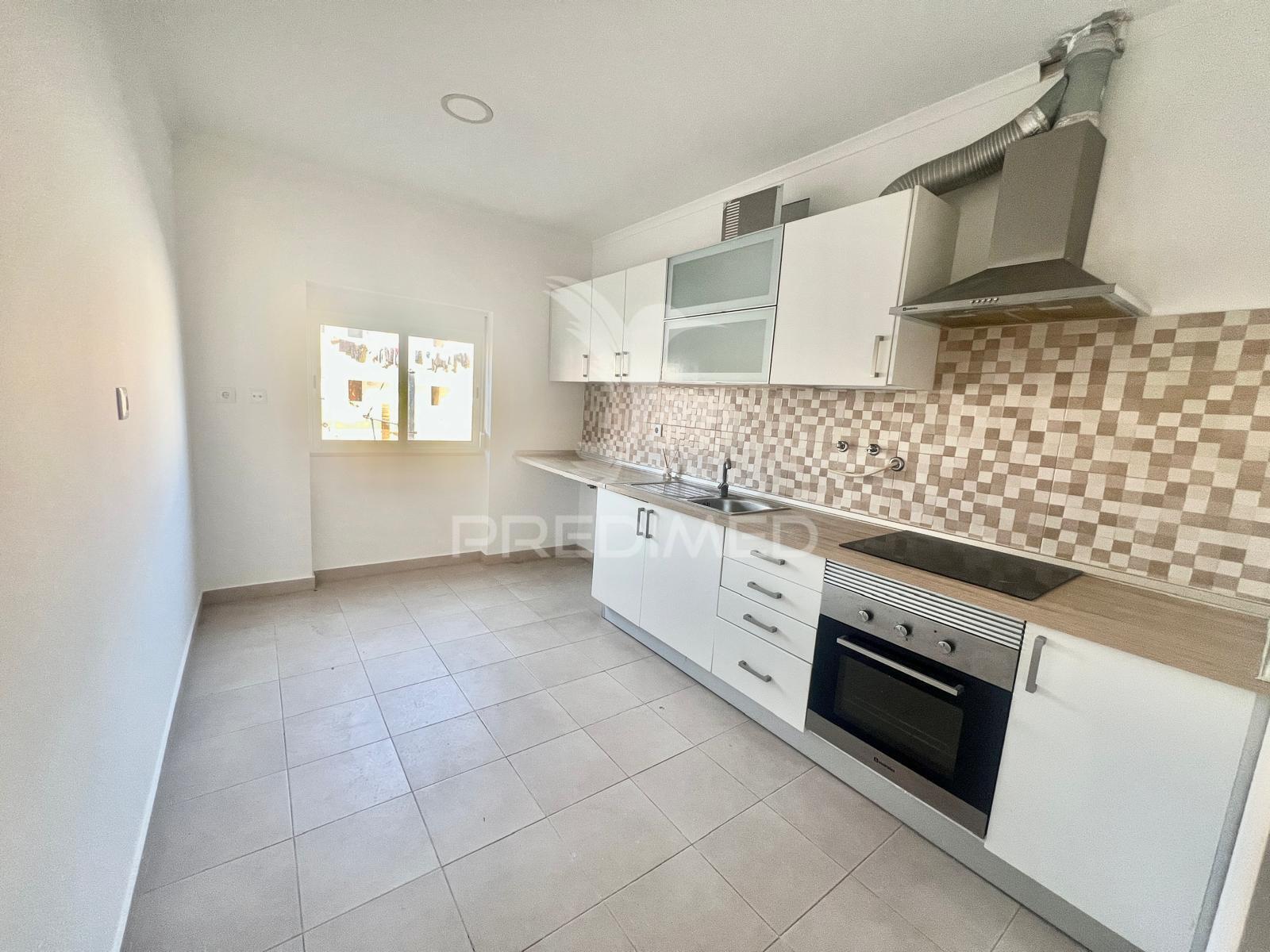 Apartamento t2 totalmente remodelado - baixa da banheira