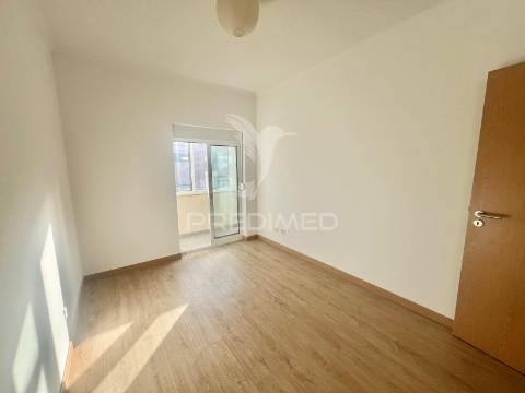 Apartamento t2 totalmente remodelado - baixa da banheira