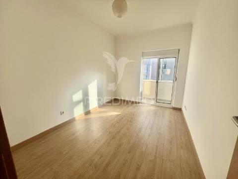 Apartamento t2 totalmente remodelado - baixa da banheira