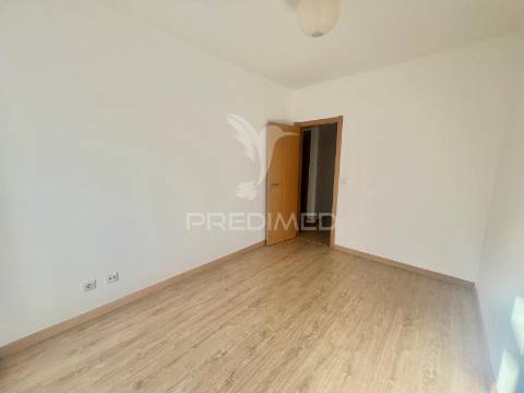 Apartamento t2 totalmente remodelado - baixa da banheira