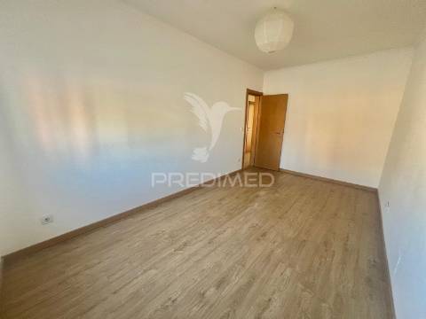 Apartamento t2 totalmente remodelado - baixa da banheira