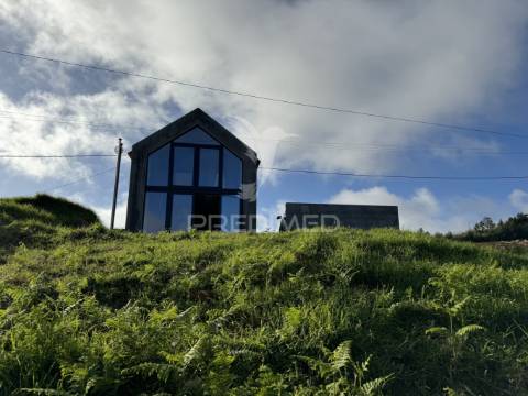 Terreno agrícola com pequeno palheiro na ponta do sol na ilha da madeira