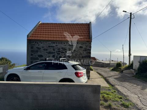 Terreno agrícola com pequeno palheiro na ponta do sol na ilha da madeira
