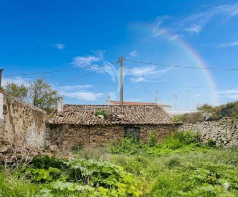 Casa em pedra para restaurar com quintal || concelho de mértola