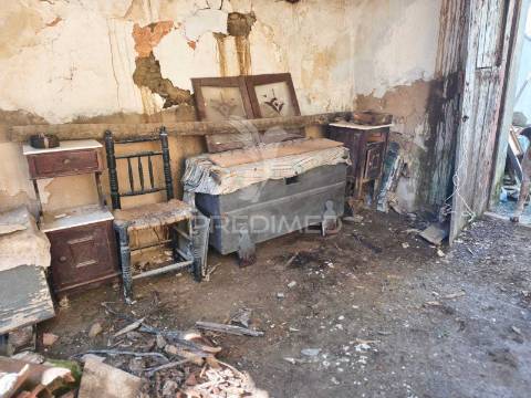Casa em pedra para restaurar com quintal || concelho de mértola