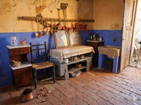 Casa em pedra para restaurar com quintal || concelho de mértola