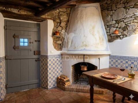 Casa em pedra para restaurar com quintal || concelho de mértola