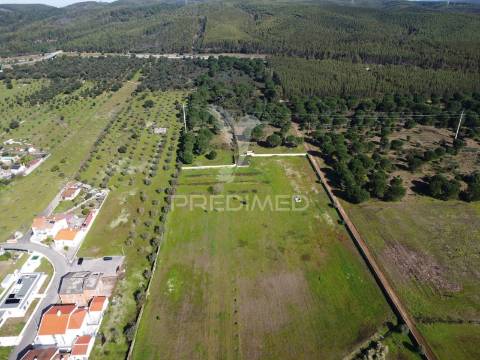 Propriedade com 12.5 ha, moradia t4 e vários edifícios em montalvo