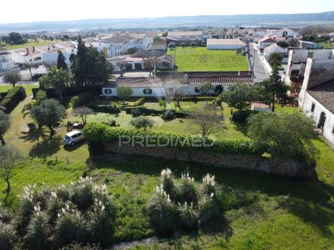 Propriedade com 12.5 ha, moradia t4 e vários edifícios em montalvo
