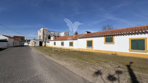 Propriedade com 12.5 ha, moradia t4 e vários edifícios em montalvo