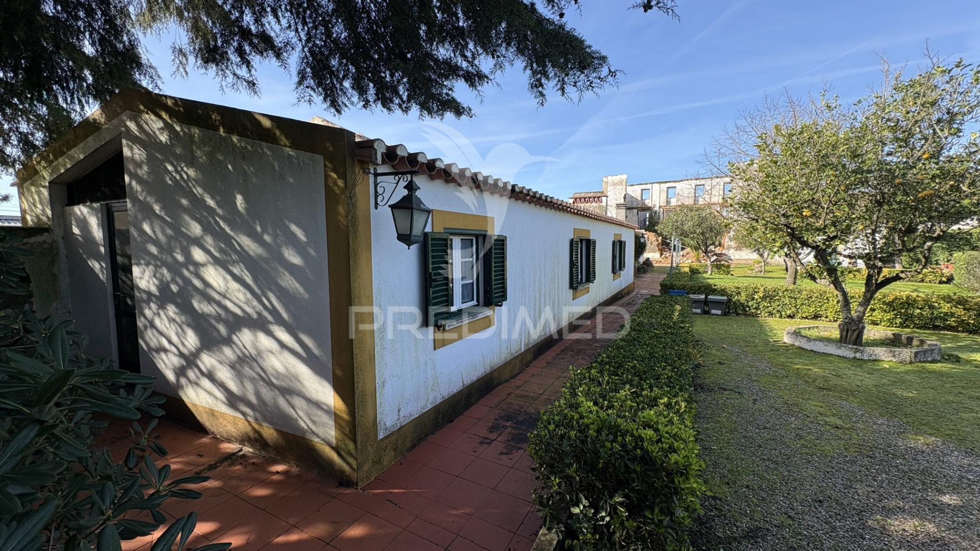 Propriedade com 12.5 ha, moradia t4 e vários edifícios em montalvo