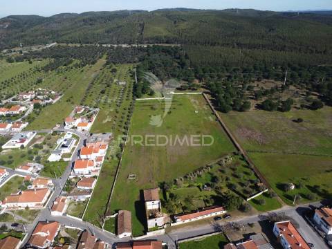 Propriedade com 12.5 ha, moradia t4 e vários edifícios em montalvo