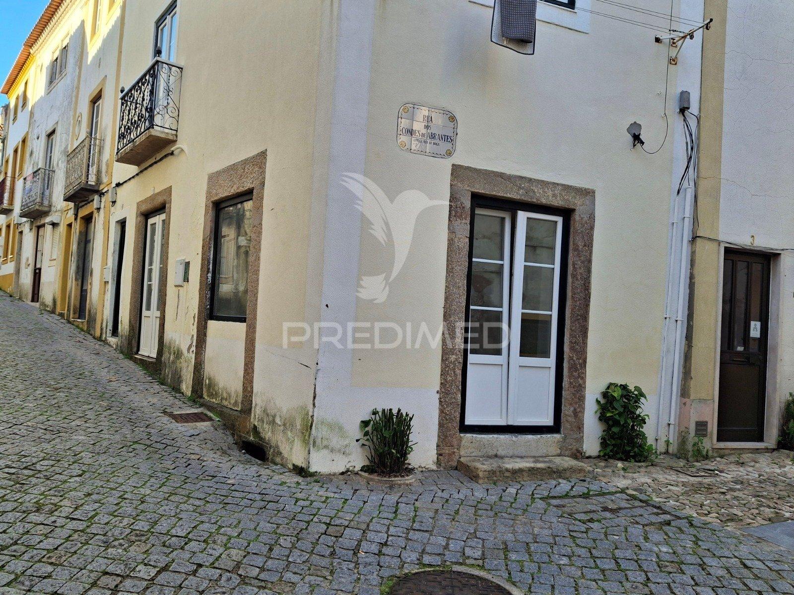 T0 no centro histórico para arrendamento.