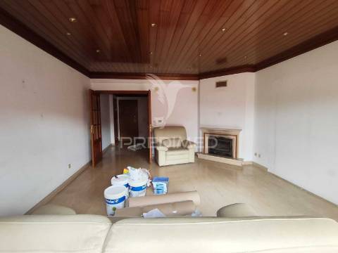 Apartamento t3 com parqueamento e varanda,barcarena,oeiras.