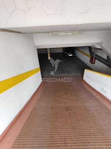 Apartamento t3 com parqueamento e varanda,barcarena,oeiras.