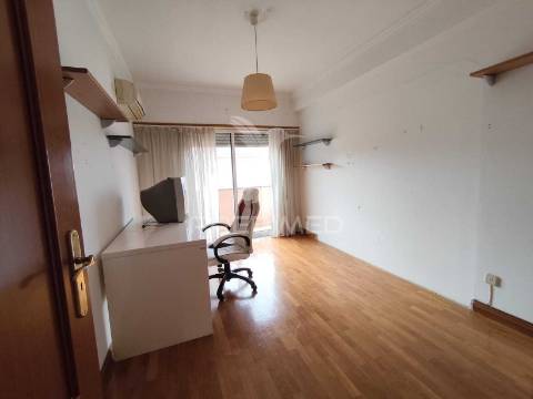 Apartamento t3 com parqueamento e varanda,barcarena,oeiras.