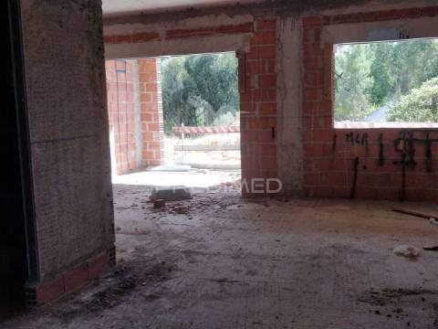 T2 duplex com parqueamento e churrasqueira.