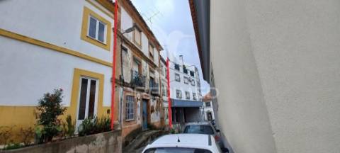 Conjunto de duas moradias para converter em apartamentos
