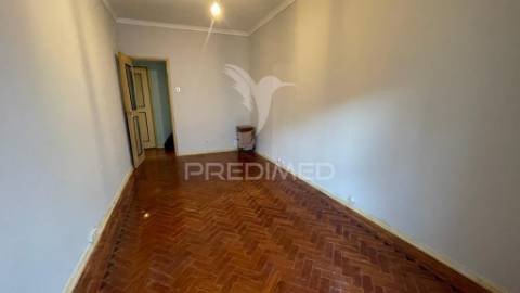 Apartamento t2 na cova da piedade – localização estratégica e excelente potencial
