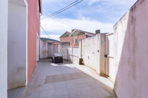 Moradia t4 com piscina em sobral de monte agraço/sabugos