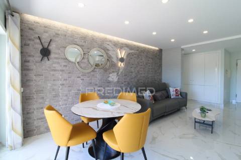 T1 de luxo com piscina e 2 lugares de garagem perto da praia da rocha