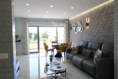T1 de luxo com piscina e 2 lugares de garagem perto da praia da rocha