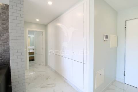T1 de luxo com piscina e 2 lugares de garagem perto da praia da rocha