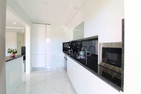 T1 de luxo com piscina e 2 lugares de garagem perto da praia da rocha