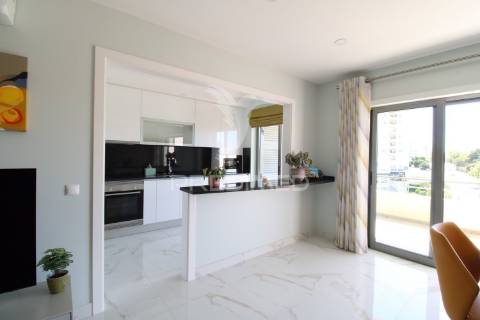 T1 de luxo com piscina e 2 lugares de garagem perto da praia da rocha