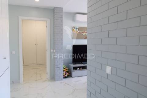 T1 de luxo com piscina e 2 lugares de garagem perto da praia da rocha