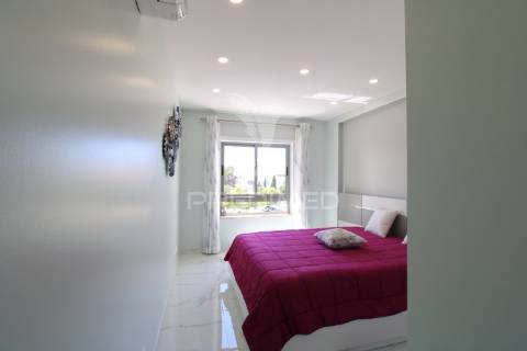 T1 de luxo com piscina e 2 lugares de garagem perto da praia da rocha