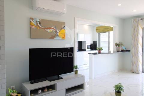 T1 de luxo com piscina e 2 lugares de garagem perto da praia da rocha