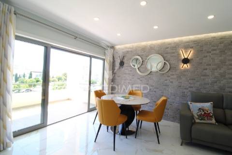 T1 de luxo com piscina e 2 lugares de garagem perto da praia da rocha