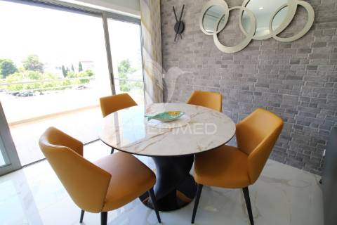 T1 de luxo com piscina e 2 lugares de garagem perto da praia da rocha