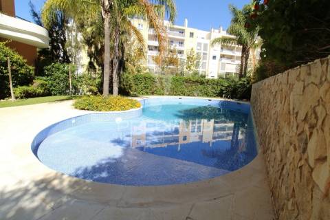 T1 de luxo com piscina e 2 lugares de garagem perto da praia da rocha