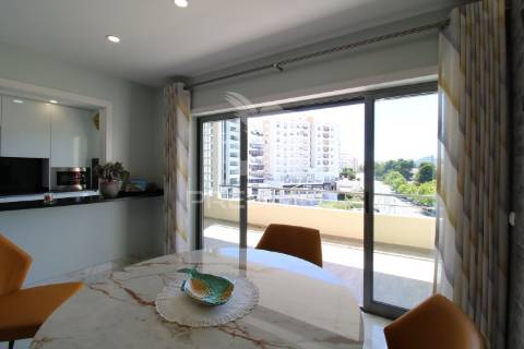 T1 de luxo com piscina e 2 lugares de garagem perto da praia da rocha