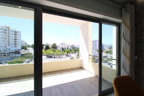 T1 de luxo com piscina e 2 lugares de garagem perto da praia da rocha