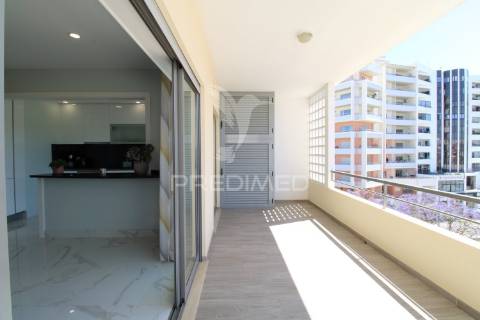 T1 de luxo com piscina e 2 lugares de garagem perto da praia da rocha
