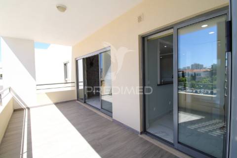 T1 de luxo com piscina e 2 lugares de garagem perto da praia da rocha