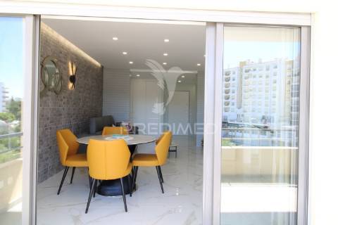 T1 de luxo com piscina e 2 lugares de garagem perto da praia da rocha