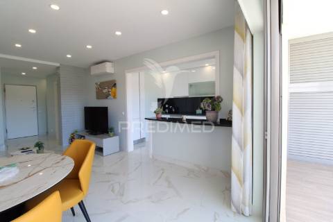 T1 de luxo com piscina e 2 lugares de garagem perto da praia da rocha