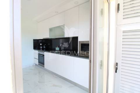 T1 de luxo com piscina e 2 lugares de garagem perto da praia da rocha