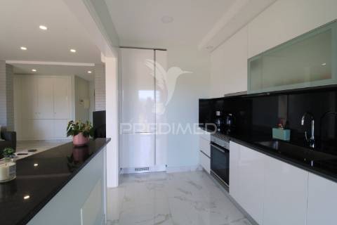 T1 de luxo com piscina e 2 lugares de garagem perto da praia da rocha