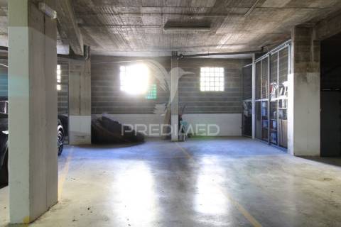 T1 de luxo com piscina e 2 lugares de garagem perto da praia da rocha