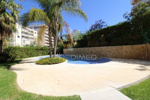 T1 de luxo com piscina e 2 lugares de garagem perto da praia da rocha