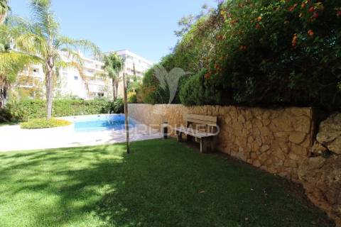 T1 de luxo com piscina e 2 lugares de garagem perto da praia da rocha