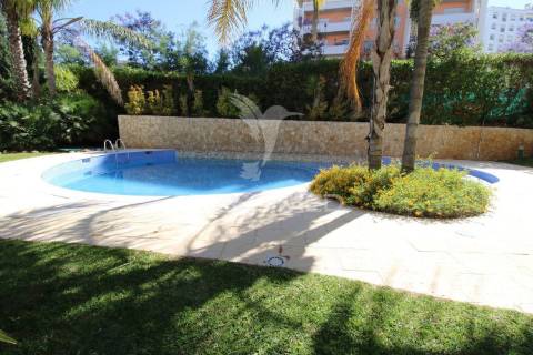 T1 de luxo com piscina e 2 lugares de garagem perto da praia da rocha