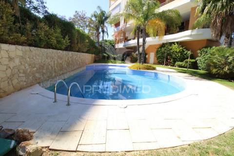 T1 de luxo com piscina e 2 lugares de garagem perto da praia da rocha